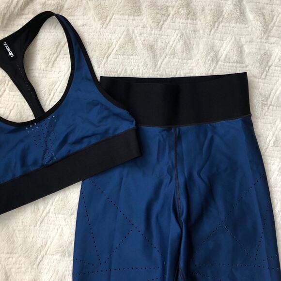 Ultracor Blue Pixelate Bra & Leggings Workout Set - Picture 3 of 9
